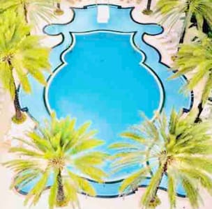 *RESORT STYLE BEAUTIFUL Miami condo !