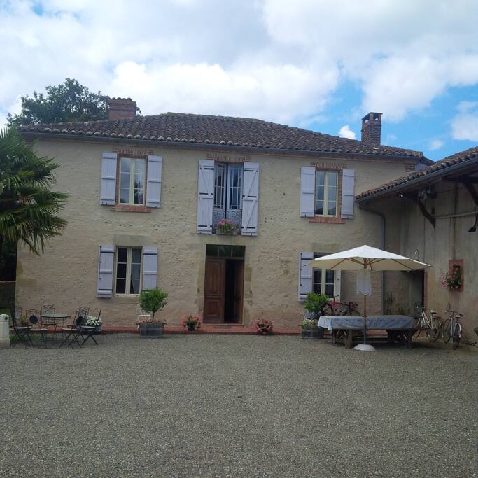 la maison et le parking - coin repas exterieur