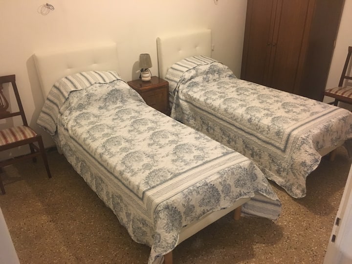 ห้องนอนที่สองพร้อมเตียงเดี่ยวสองหลัง - ห้องนอนที่สองพร้อมเตียงเดี่ยวสองหลัง