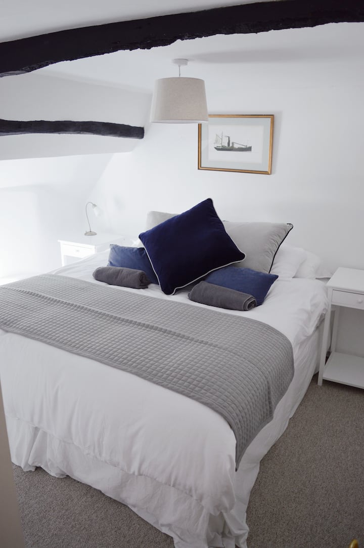 По заявка може да се превърне и в спалня с две отделни легла.