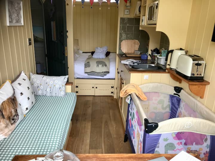 适合9个月以下的婴儿床。这始终不在小屋内，但可应要求提供。