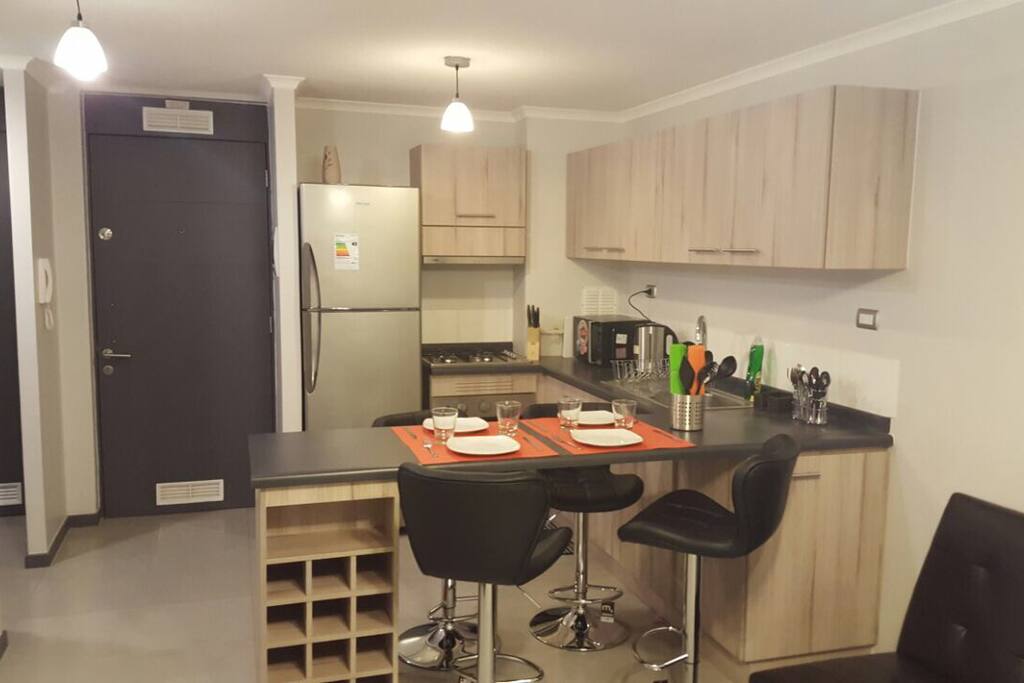 Comedor y cocina,refrigerador grande.