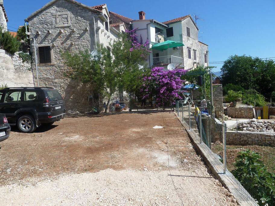 Parking uz kuću (parking behind the house)