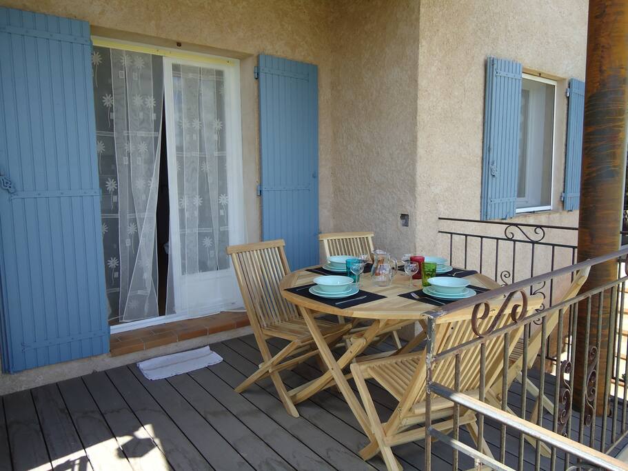 Belle terrasse spacieuse avec la table pour 4 personnes.