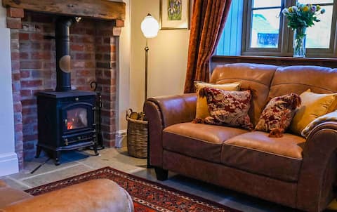 Whatley Cottage, Rural Retreat.