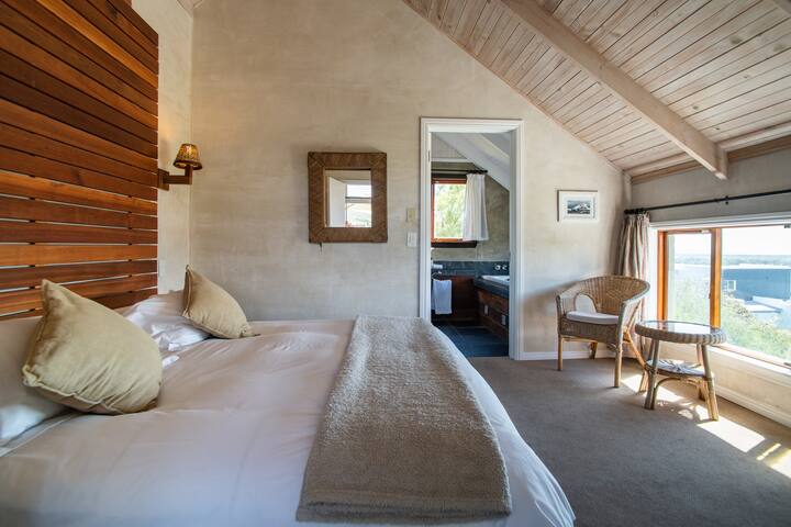 Loft Suite – light and bright, with endless views gallery image 5