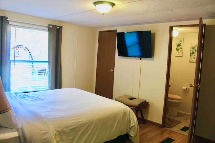 主卧配备独立浴室和Roku电视！