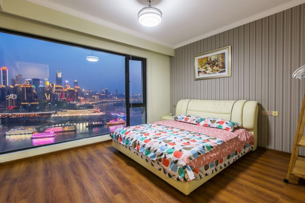 睡觉、看江景,您选择哪个?是不是很纠结?这里不用,睡觉和看江景是一起的!