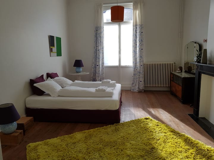 chambre principale au deuxième étage devant/côté rue