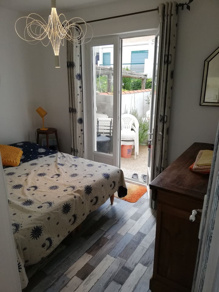 ห้องนอน 1 พร้อมทางเข้าสวน