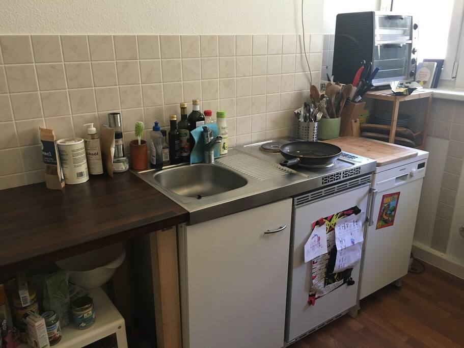 Die Küche und der Kühlschrank