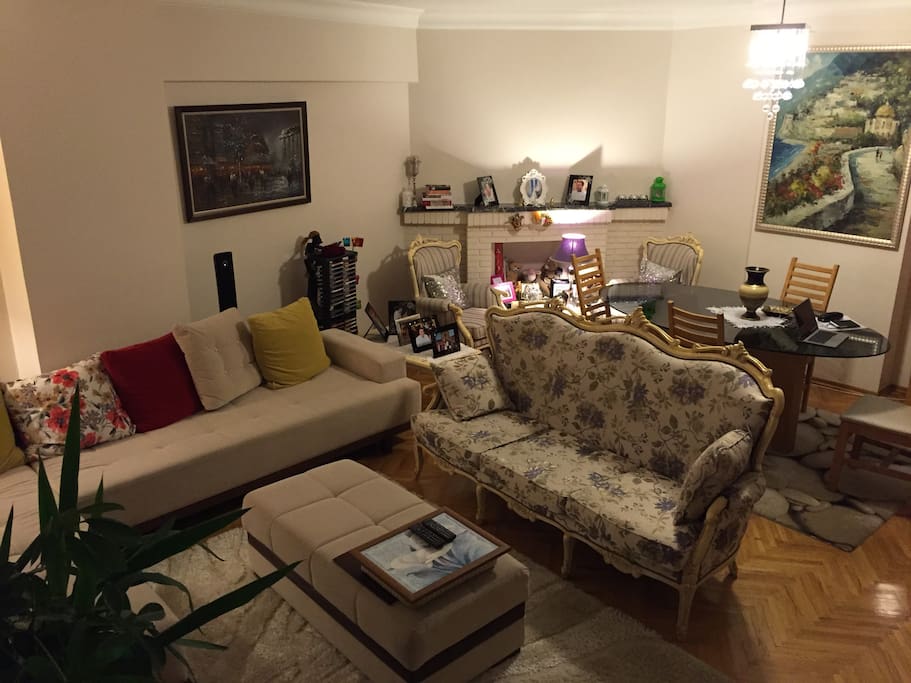 Warm and very wide living room (night)