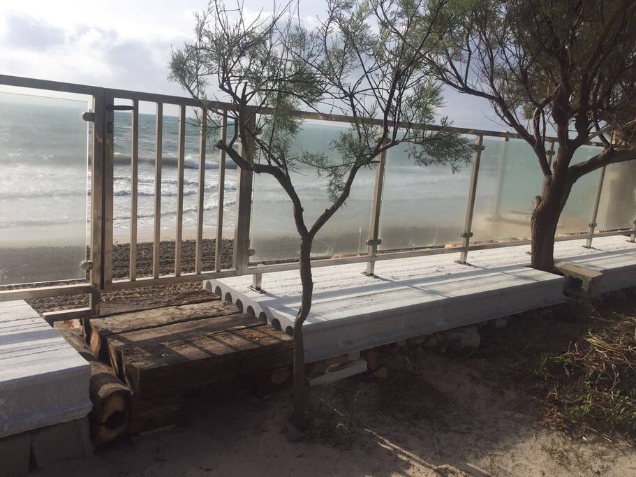 Salida directa desde el jardín de la casa a la playa
