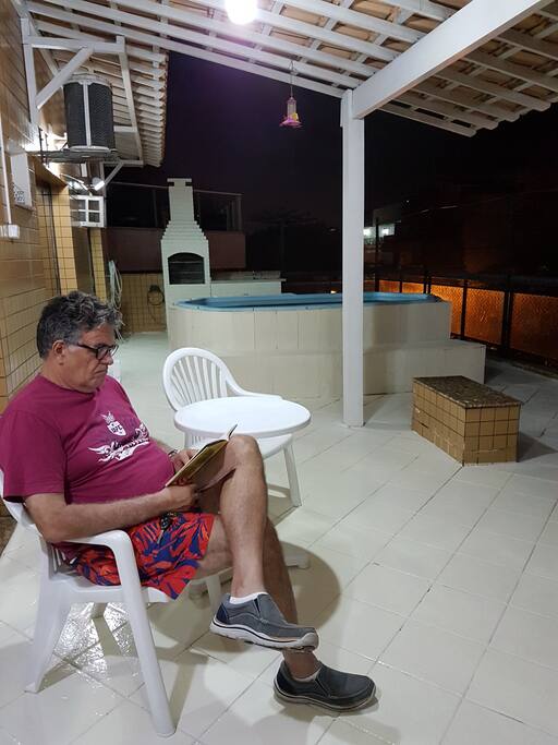 Espaço coberto e descoberto da cobertura , churrasqueira e piscina