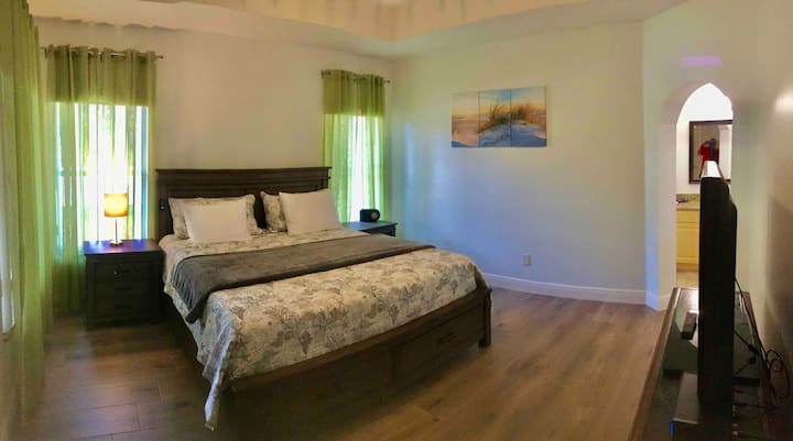 Dhomë gjumi master, e përshtatshme për mbretër 