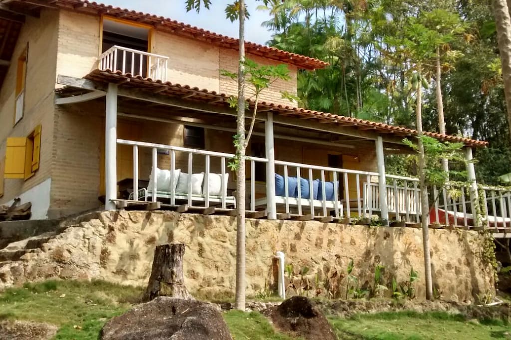 Casa espaçosa cercada de natureza na praia de Itanema