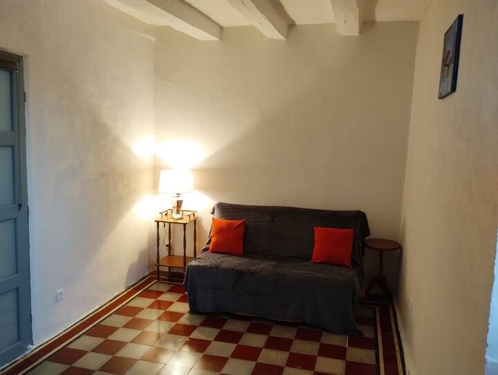 Spálňa s bz, šatníkom, úložným priestorom a stolným stolom 