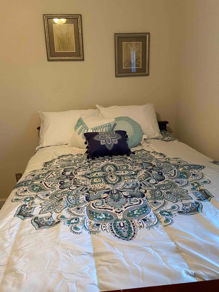 ห้องนอน 4 อบอุ่นพร้อมเตียงขนาดใหญ่สำหรับคนที่ต้องการพื้นที่ส่วนตัว 