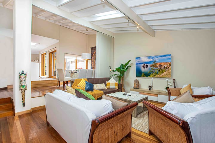 Luxury Retreat Home – 4Bed House – Mins from CBD