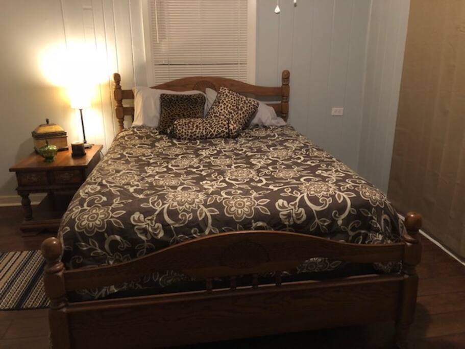 Bedroom 1 - Queen Bed