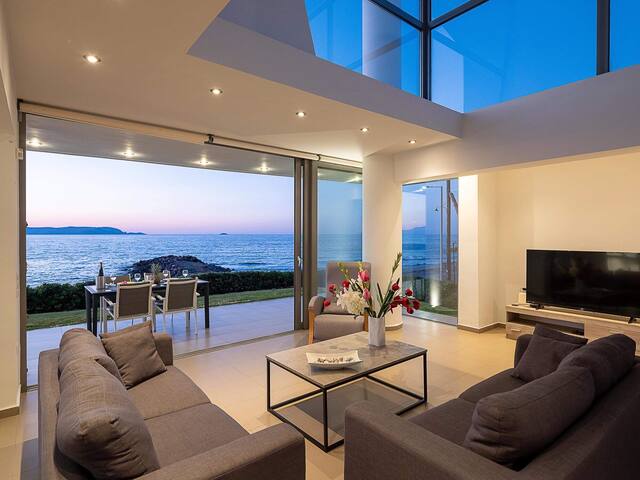 Luxury Villa with Private pool next to sandy beach gallery image 3