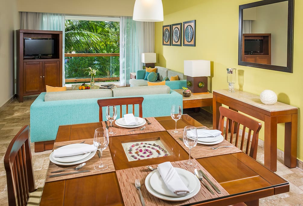 Living room with 4 sofa beds, kitchen, tv, a/c