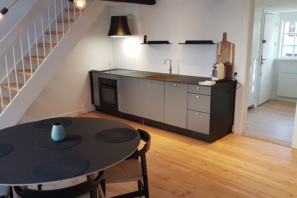 Kitchen with stove/oven, dishwasher, refrigerator, quoocker boiler. Glass, cups, bowls, cutlery, Small pot, 20cm pan