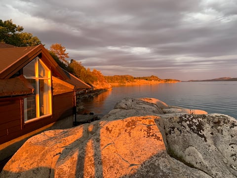 Idyllic cottage right by the sea with sun all day