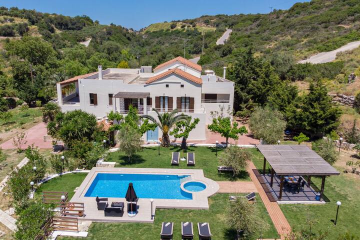 Nostos Villa, 50m2 pool, 2km from the beach!