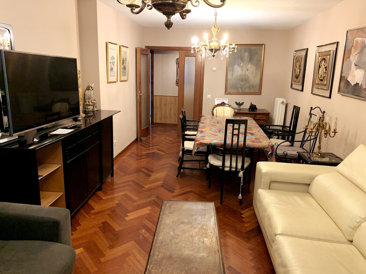 Top Airbnb: Torr Apartments in Caja Mágica. Garage Included in Usera