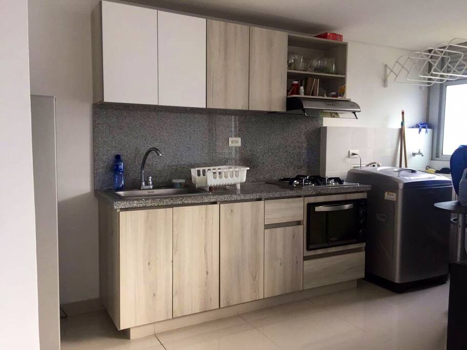 Cocina integral, equipada, horno, extractor de olores, nevera. Zona de ropas con lavadora, lavadero, tendero de ropas.