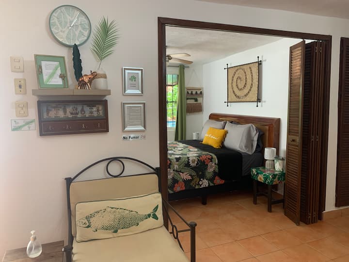 נוף של האזור שליד הכניסה לדירה עם קבלת הפנים למקום האירוח, פרטי ה - Wi - Fi וכללי הבית.