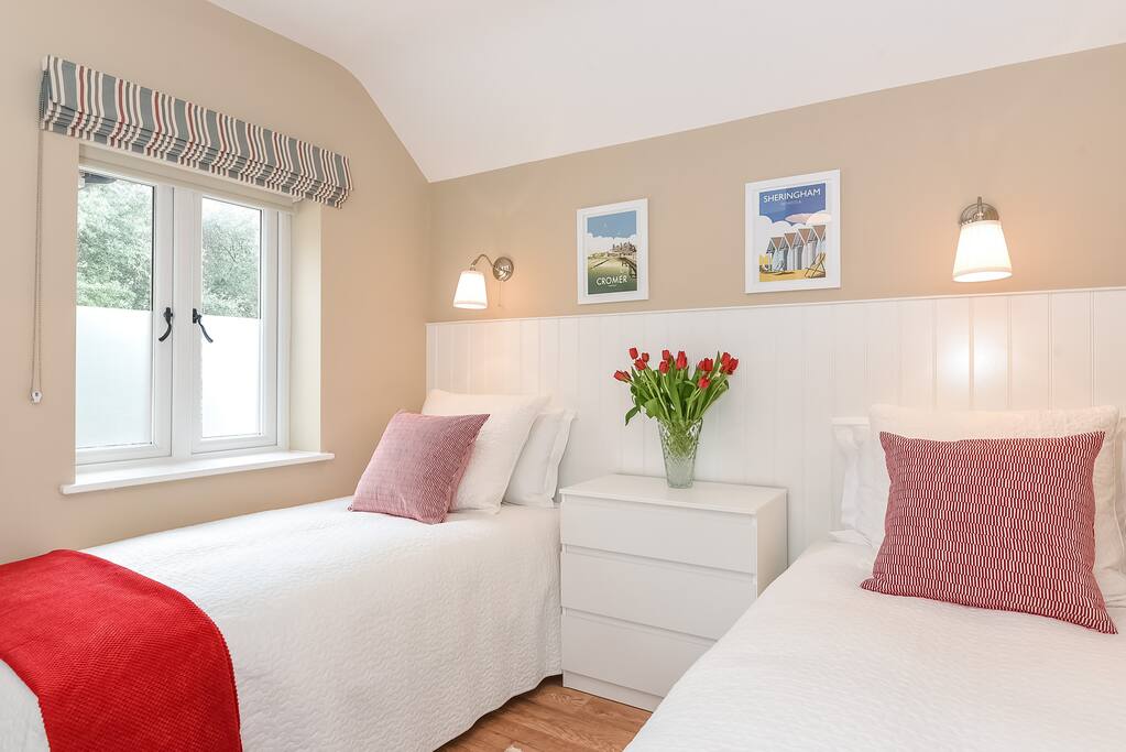 Twin or Super-king bedroom