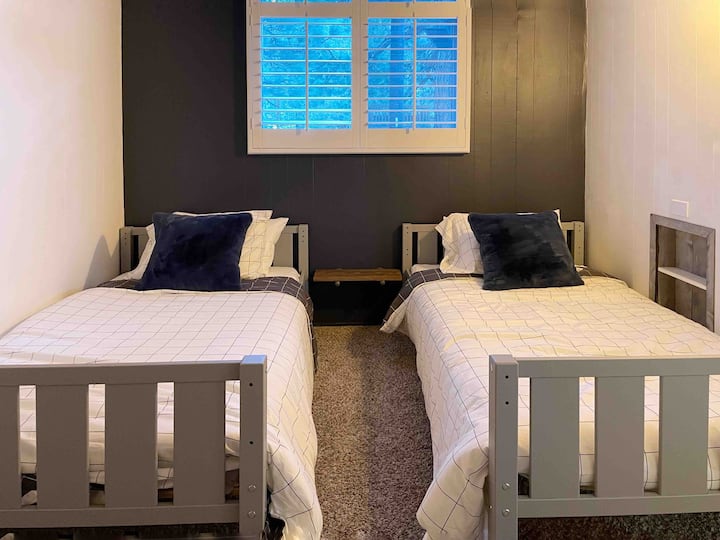 Two twin size beds in the bedroom on the main floor.