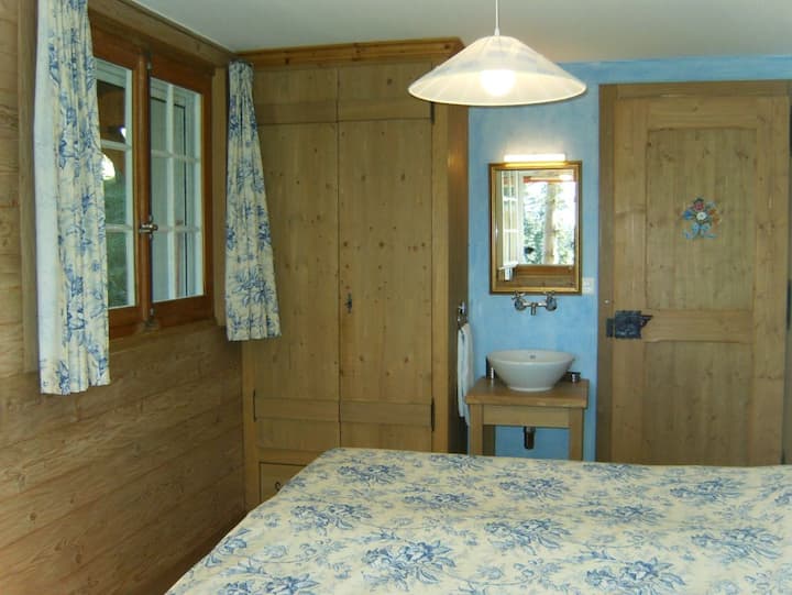 Blauwe slaapkamer met wastafel