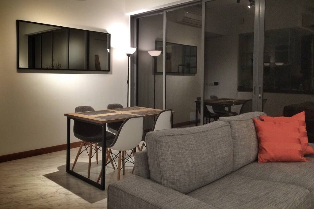 Living room and cosy 4-seater dining area