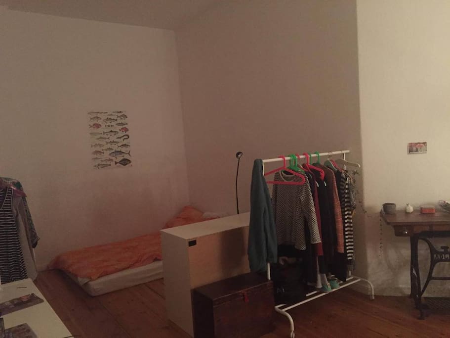 Zimmer 1, inkl. Tisch/Sessel/Doppelbett