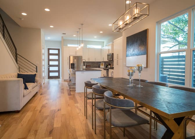 Chic Home Near Airport, SoCo, DT gallery image 2