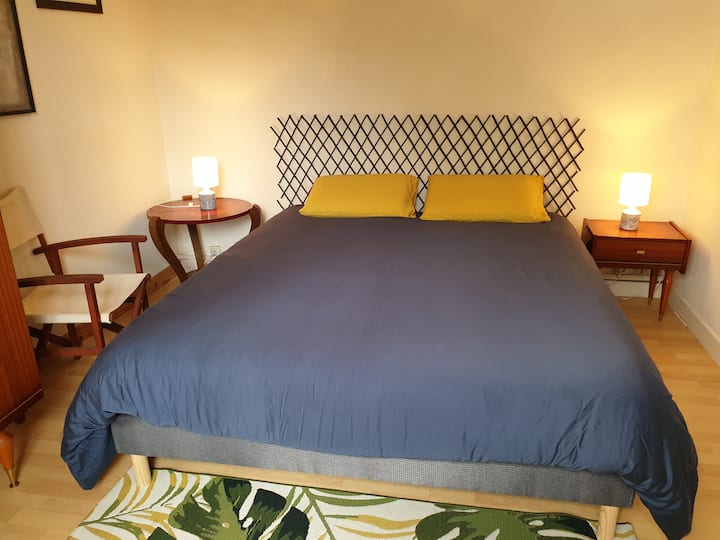 Chumba cha kulala cha 12 m2 kinachoelekea nyuma ya bustani. Kitanda cha ukubwa wa malkia