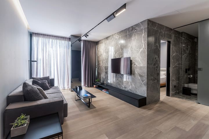 The Duke suite 402 (two bedroom suite)