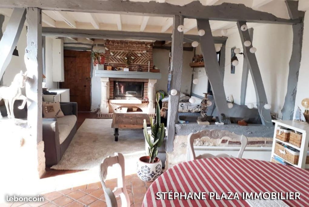 Le salon très cosy avec une cheminée très agréable en hiver et pour les soirée d'été un peu fraiche