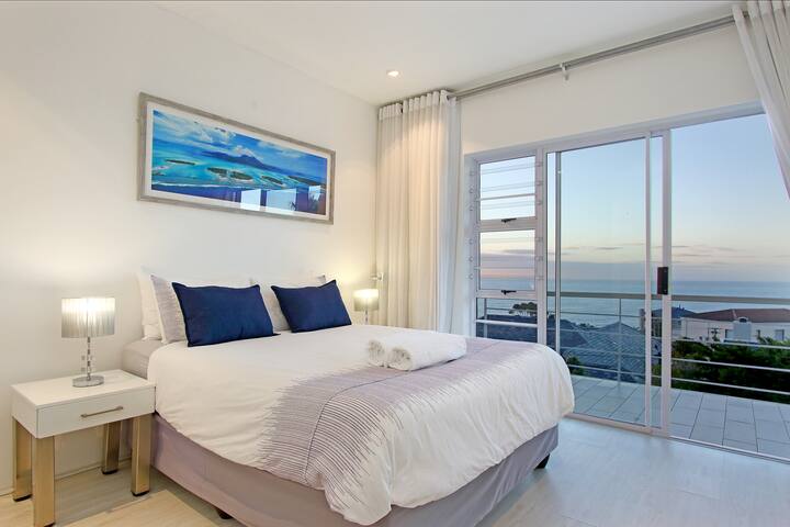Oceans View Sleek penthouse with coastal feel gallery image 3