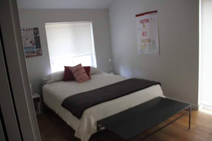 Kitanda cha ukubwa wa malkia katika kile ambacho hapo awali kilikuwa studio ya usanifu ya mmiliki