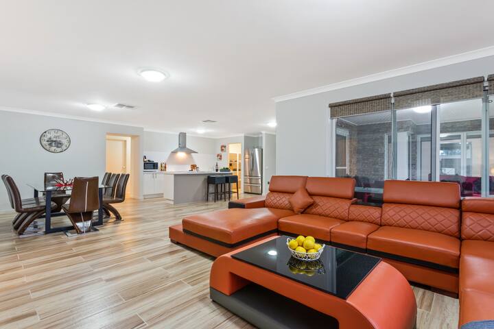 Spacious 6 Bdrms, 25 min to City gallery image 2