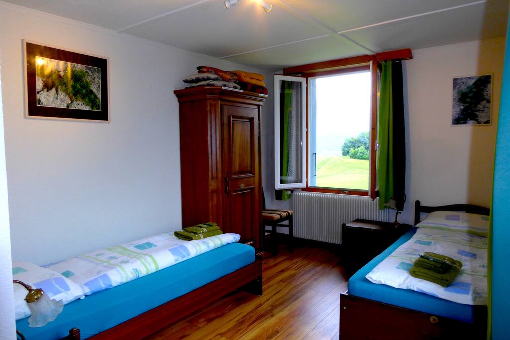 Neu renoviertes Doppelzimmer mit 2 Betten.