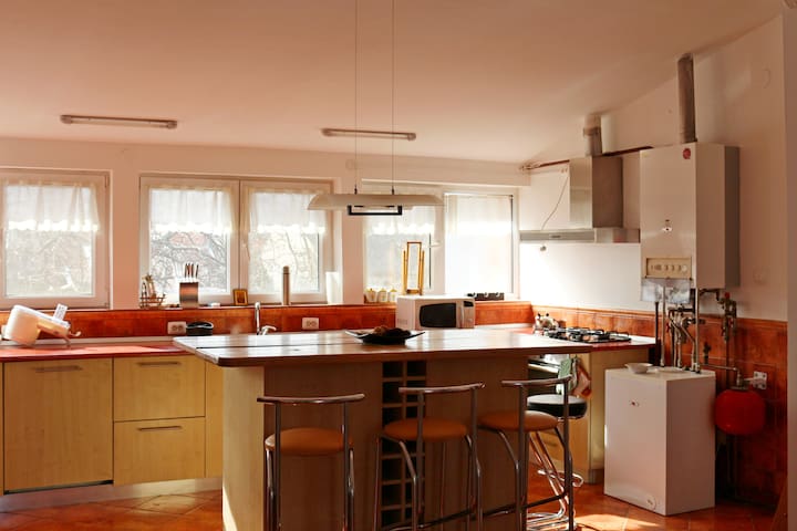 DESIGN CENTRAL 3 ROOMS APARTMENT