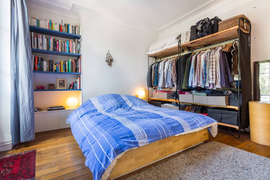 Chambre avec un grand lit de 160 cm