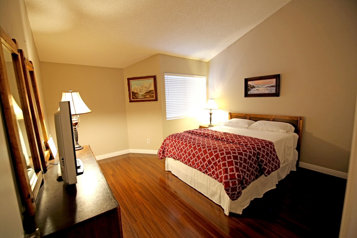 има и телевизор со DVD плеер и ROKU за ваша употреба.