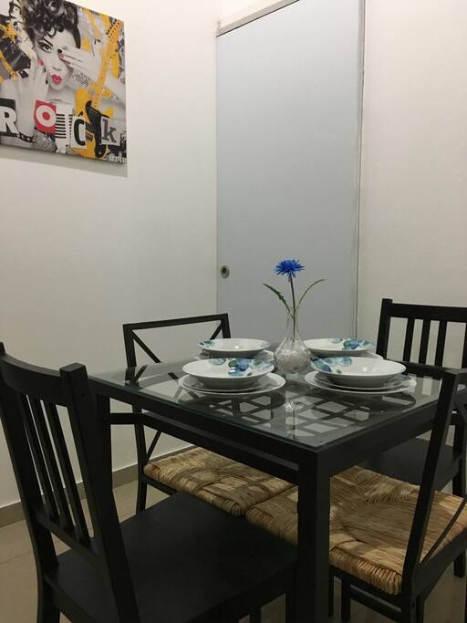 Comedor moderno, mezcla el hierro, cristal y la madera.