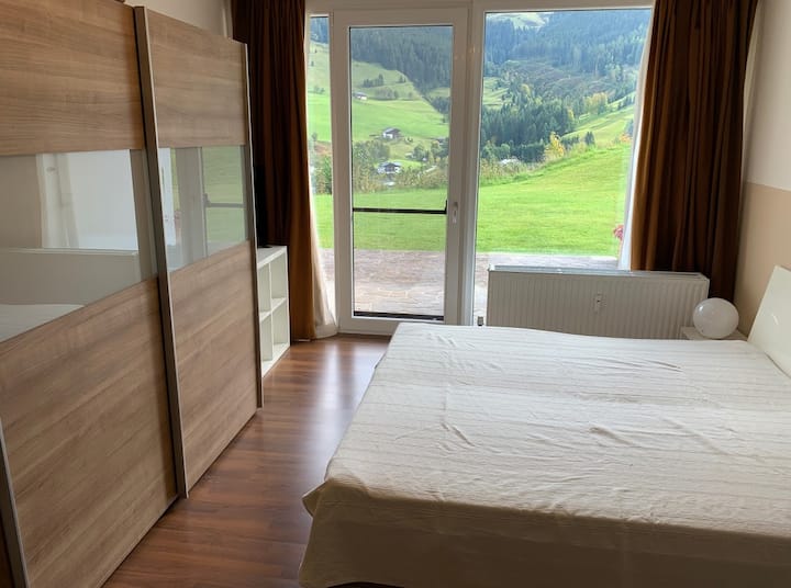 卧室配有双人床和侧床+有线平板电视